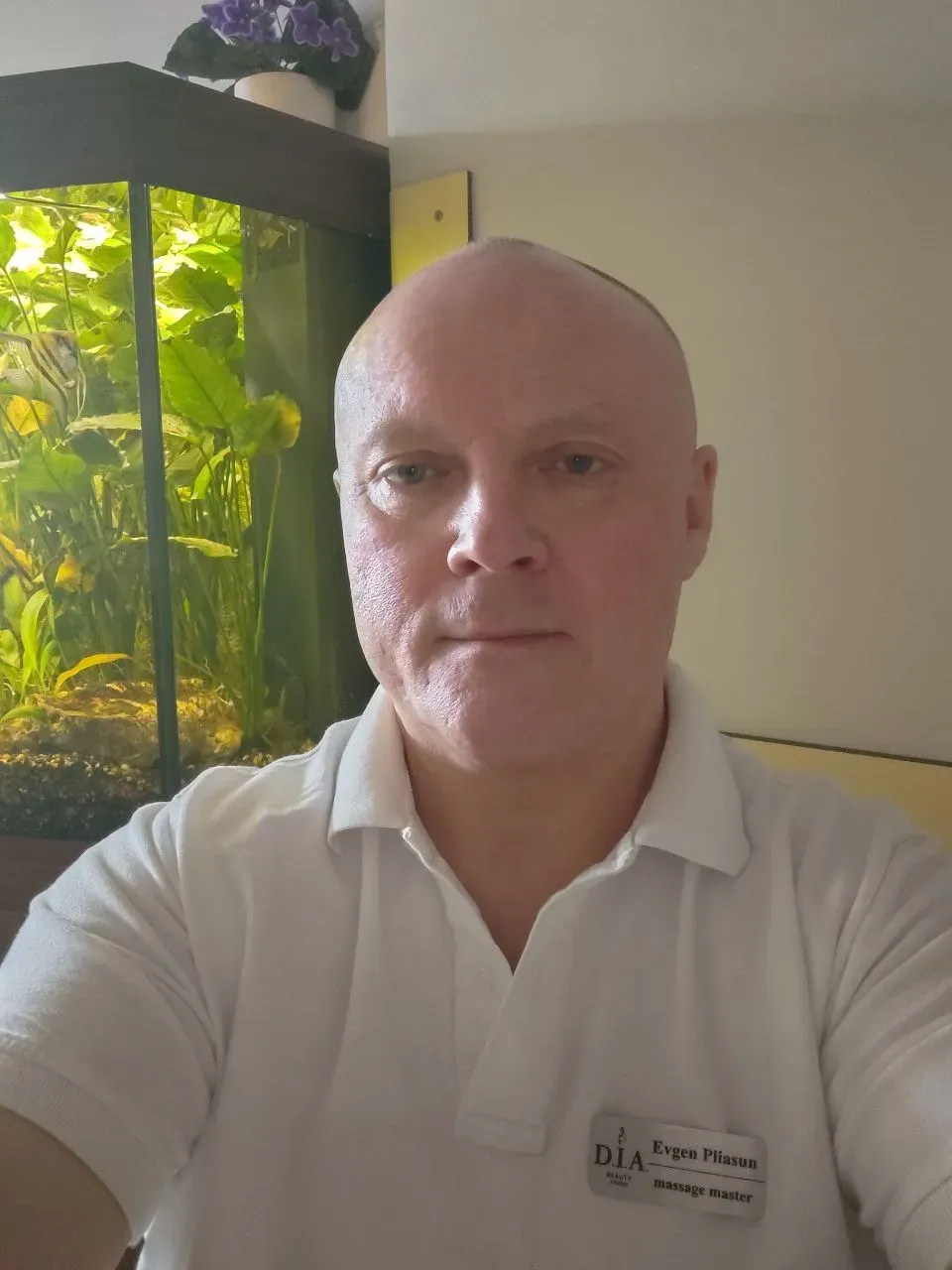 Масажист Євген у своєму кабінеті