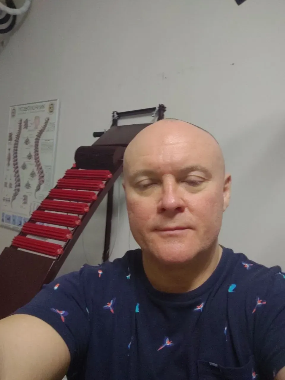 Масажист Євген у своєму кабінеті — сертифікований масажист-естетист з 10-річним досвідом