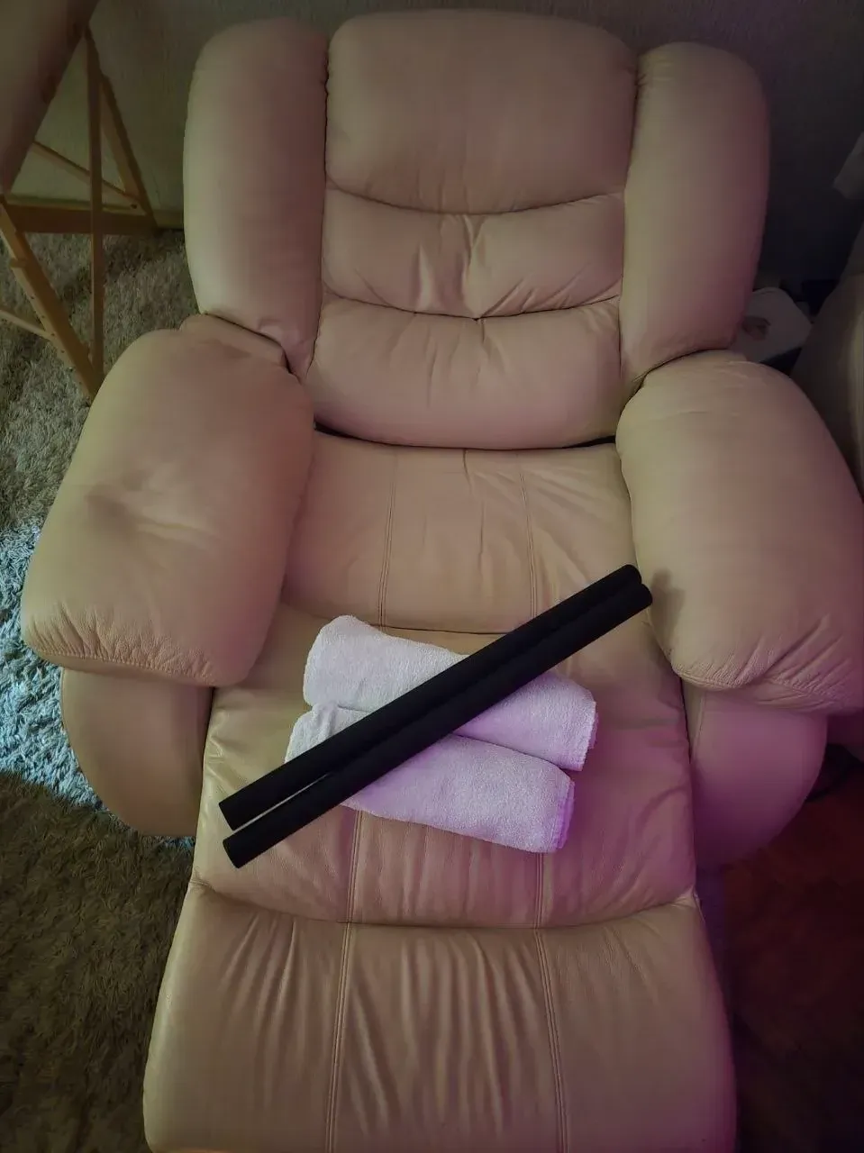 Масажне крісло з рушниками — затишна атмосфера для процедур