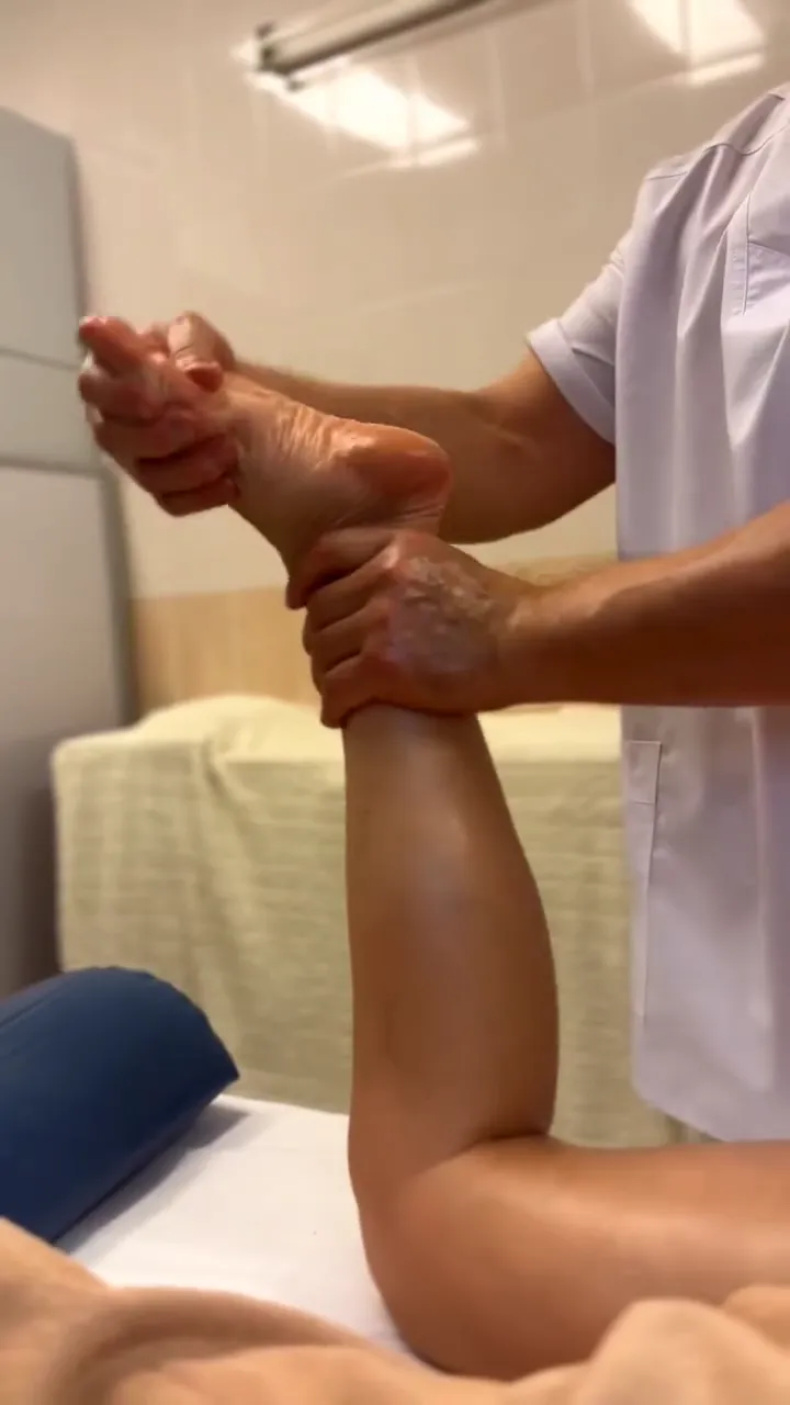 Масажист Євген виконує лікувальний масаж у медичному кабінеті