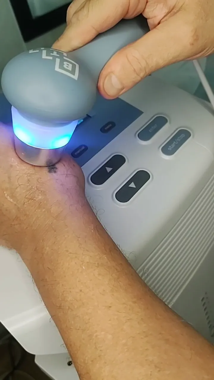 Сучасний апарат для фізіотерапії з LED-підсвічуванням