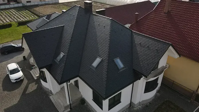 Дах у місті Іршава — керамічна черепиця Swissporton KLASSIK чорний матовий ангоб