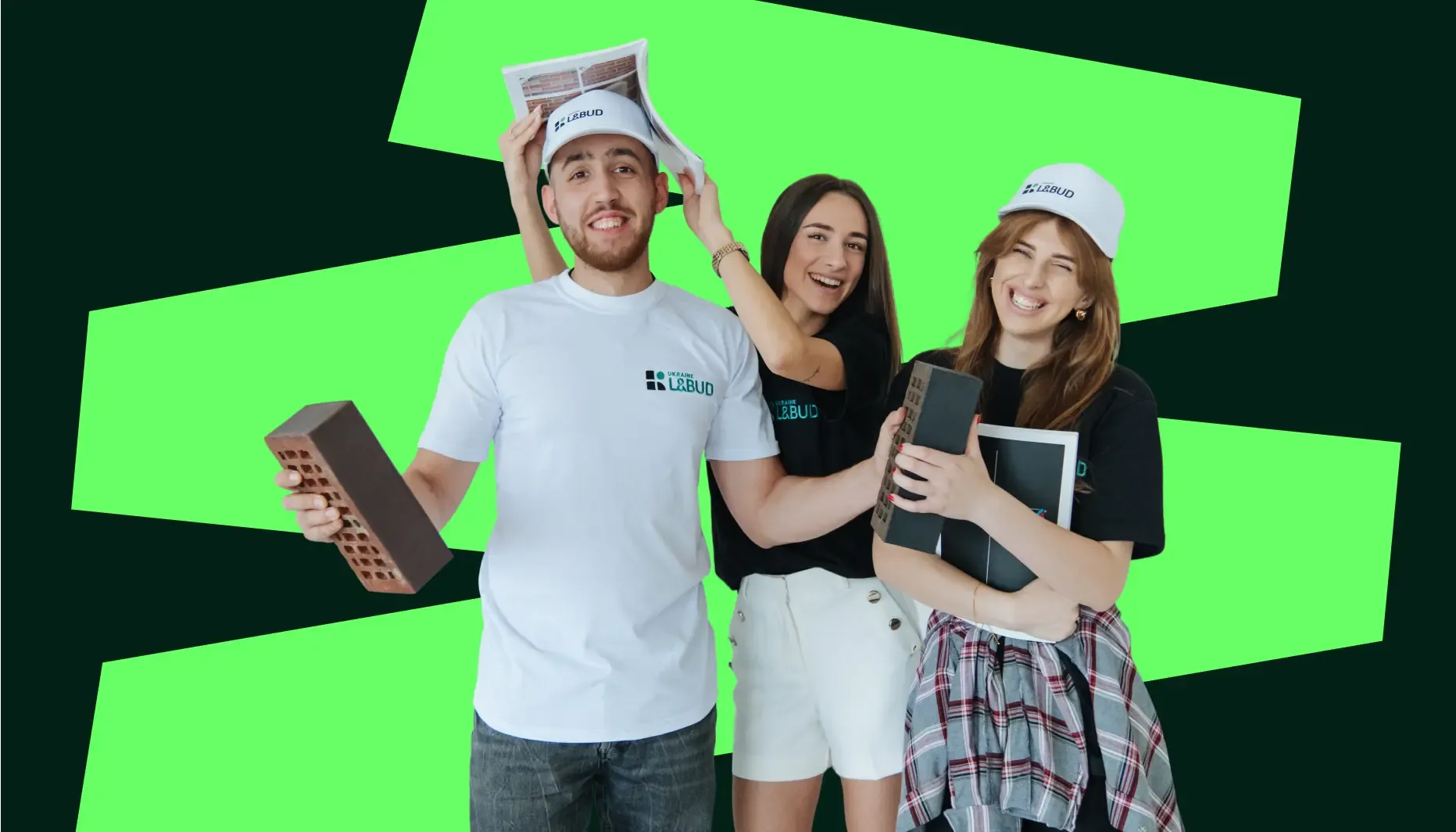 Команда L&BUD — троє співробітників компанії з будівельними зразками та каталогами на фоні логотипу