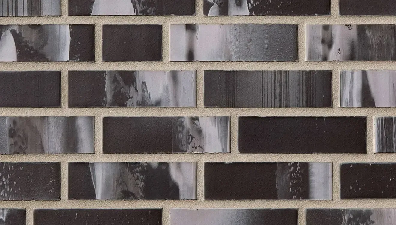 Клінкерна цегла — текстура поверхні з темно-коричневими відтінками та мармуровим візерунком