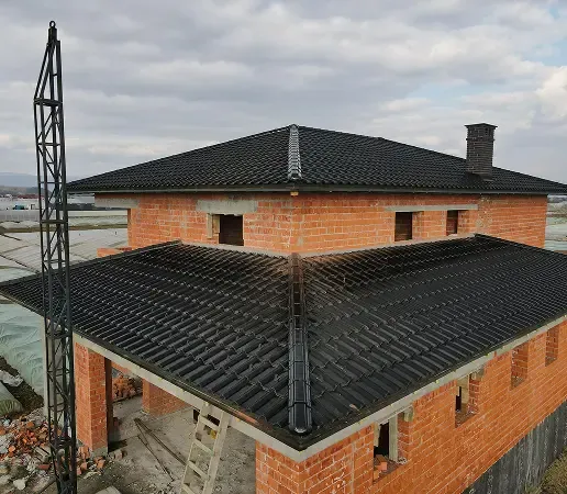 Будинок з червоної клінкерної цегли та темною керамічною черепицею — L&BUD