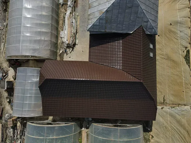 Завершений дах у селі Заріччя — керамічна черепиця Roben Monza Maduro коричневого кольору, аерознімок приватної садиби