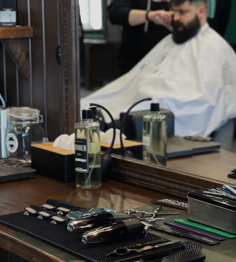 Процес стрижки в барбершопі Freedom — майстер за роботою