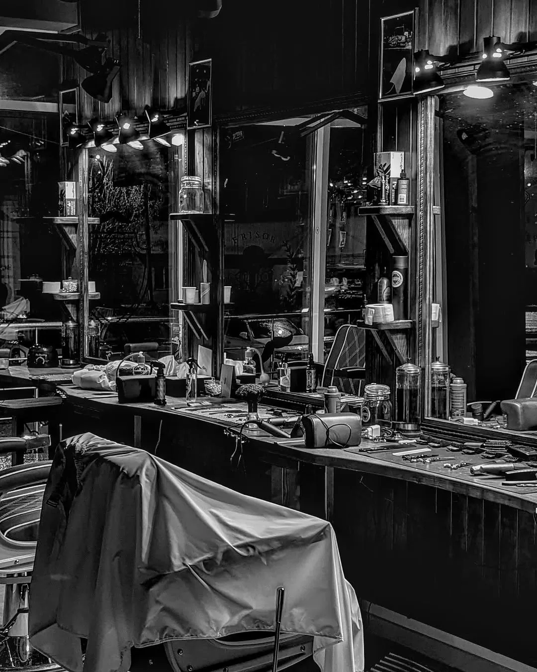 Чорно-білий знімок інтер'єру барбершопу Freedom