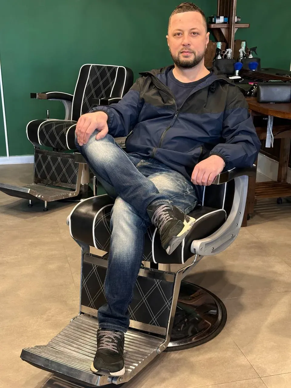 Задоволений клієнт барбершопу Freedom у кріслі