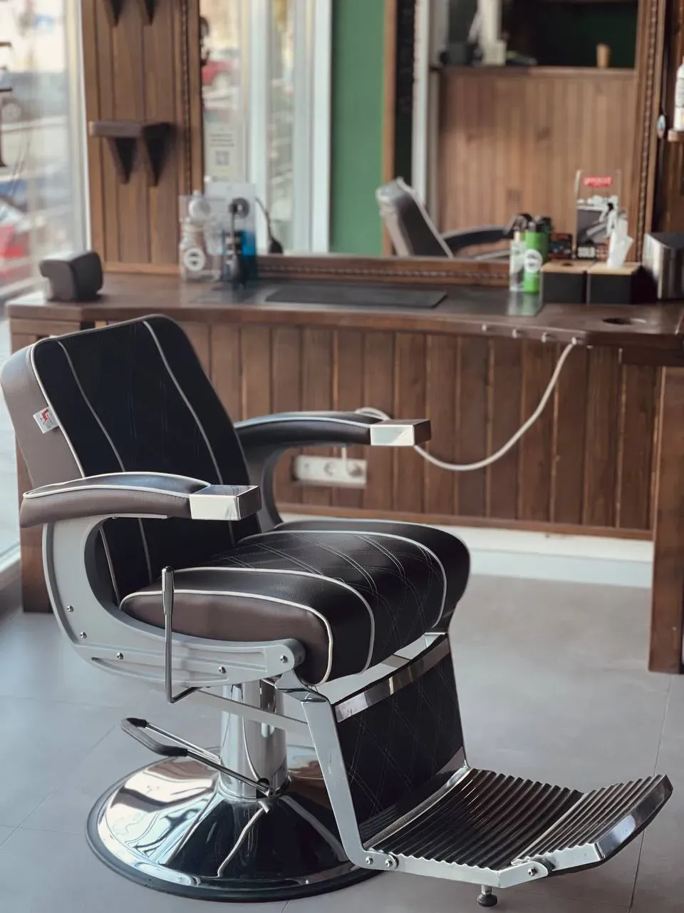 Інтер'єр барбершопу Freedom — професійне крісло та робоче місце