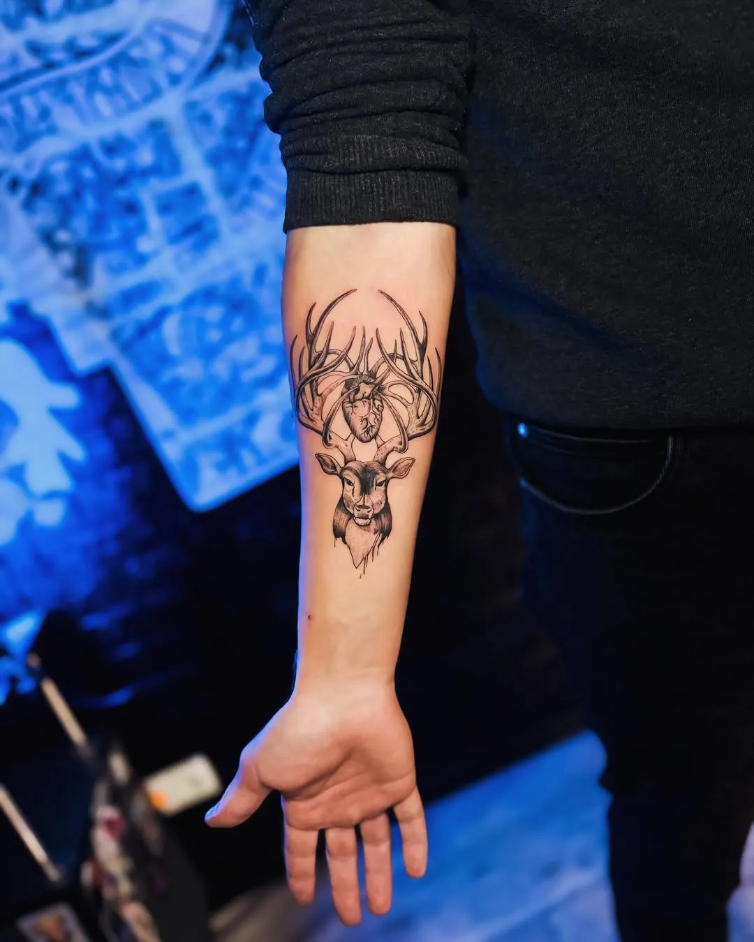 Тату оленя з рогами — блекворк на передпліччі
