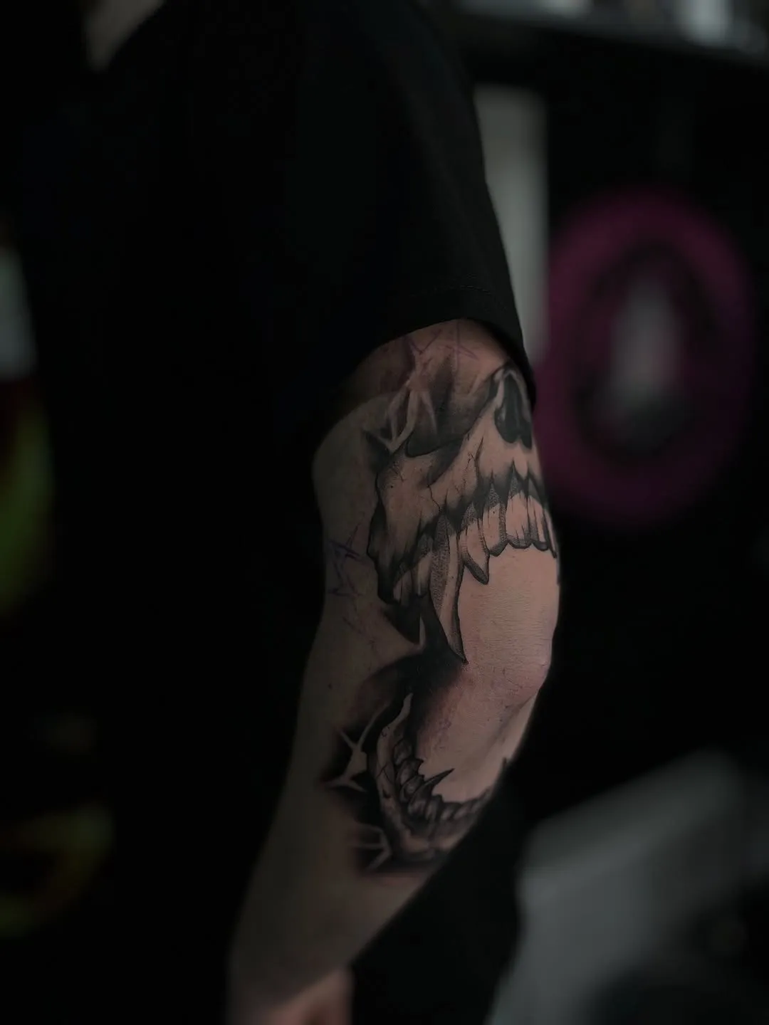 Реалістичне тату черепа на передпліччі — чорно-біла робота студії Sova Tattoo