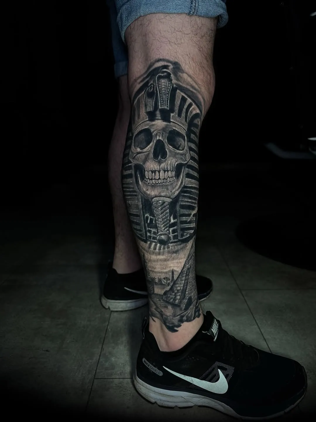 Тату черепа фараона — єгипетський стиль на гомілці