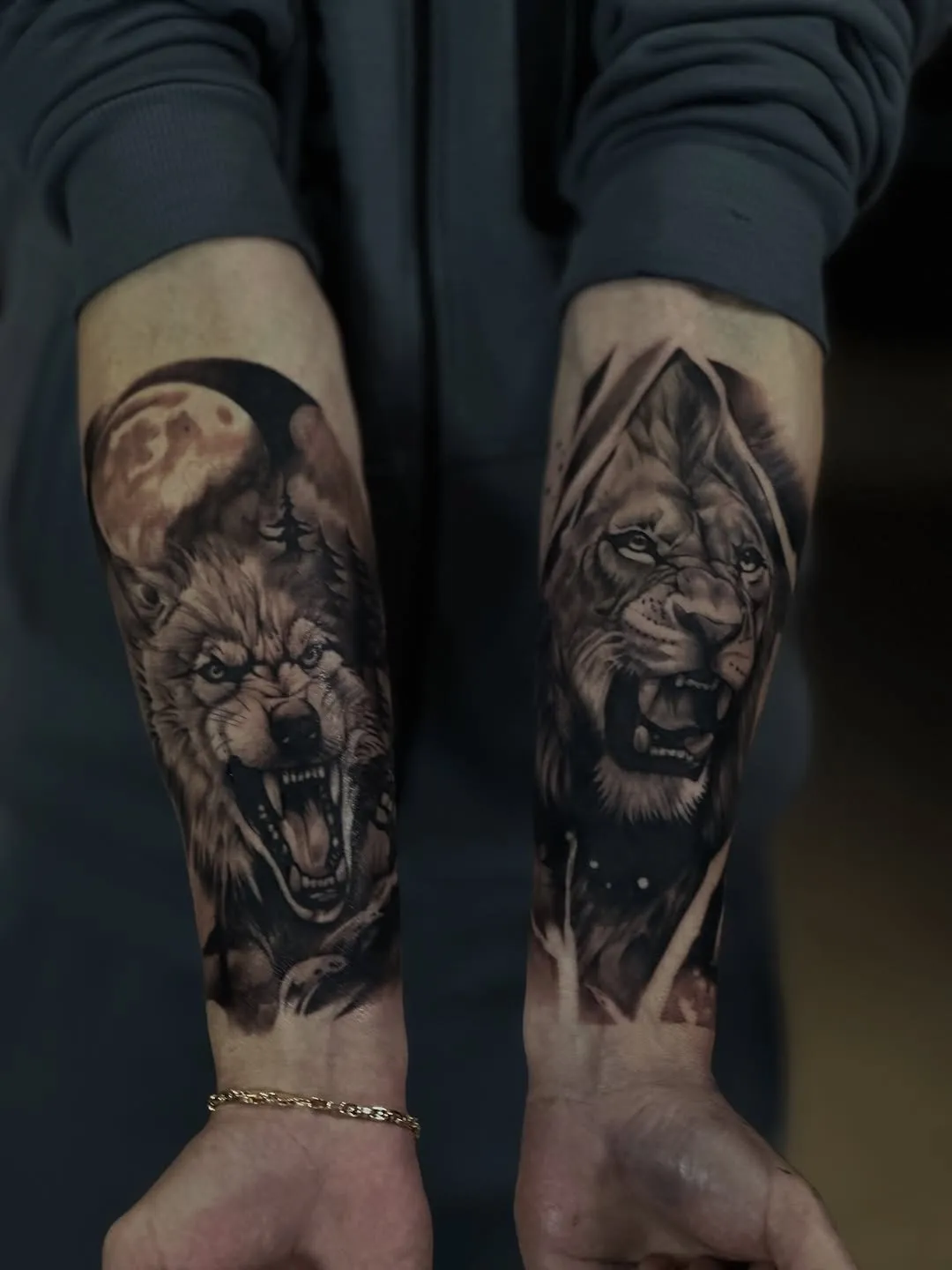 Парне тату вовка і лева на передпліччях — реалізм