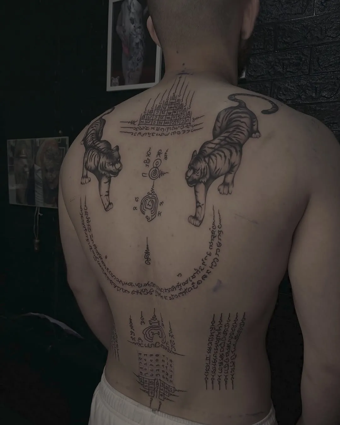 Тайське традиційне тату сак янт на спині — детальна робота