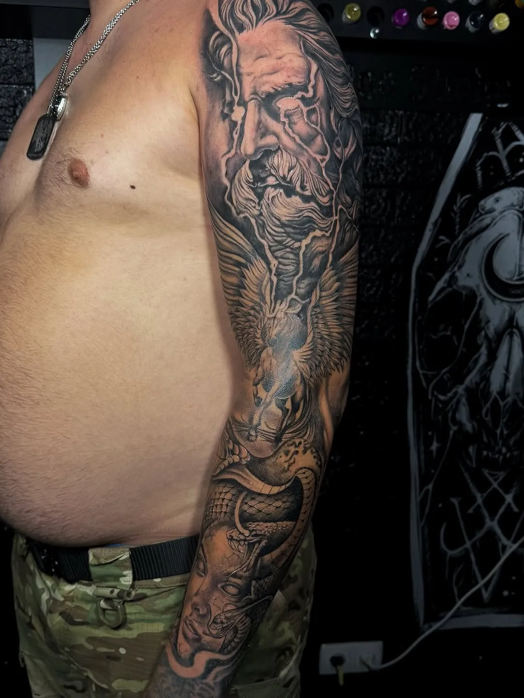 Повний рукав тату: портрет, череп, змія — чорно-сіра робота