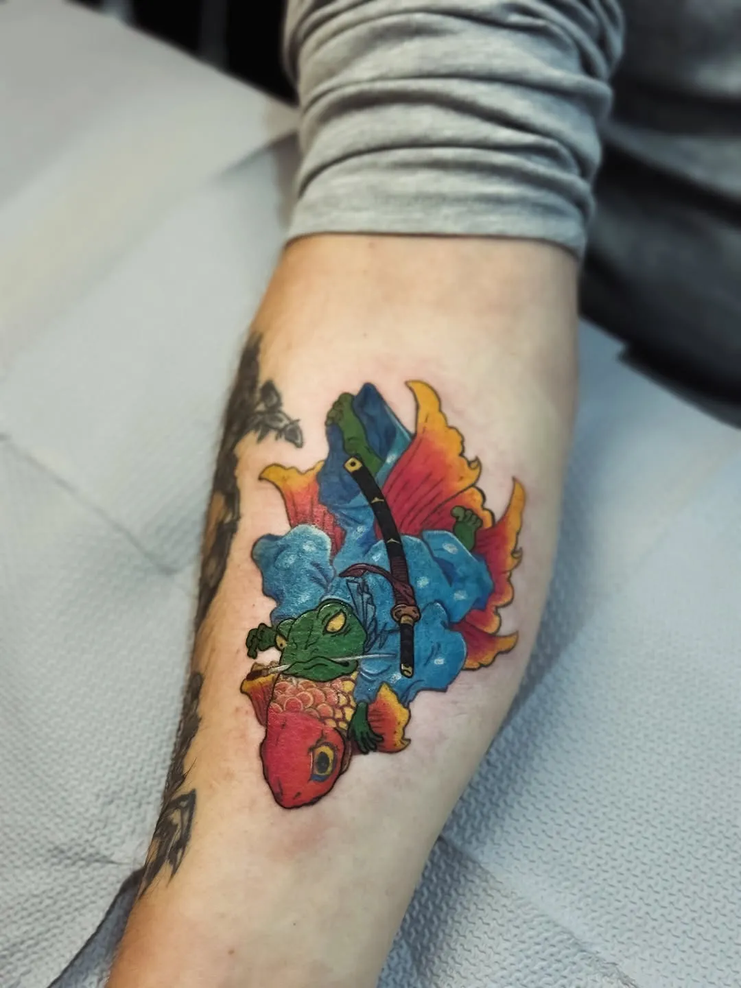 Кольорове тату драконів на передпліччі — Sova Tattoo Collective Чернівці