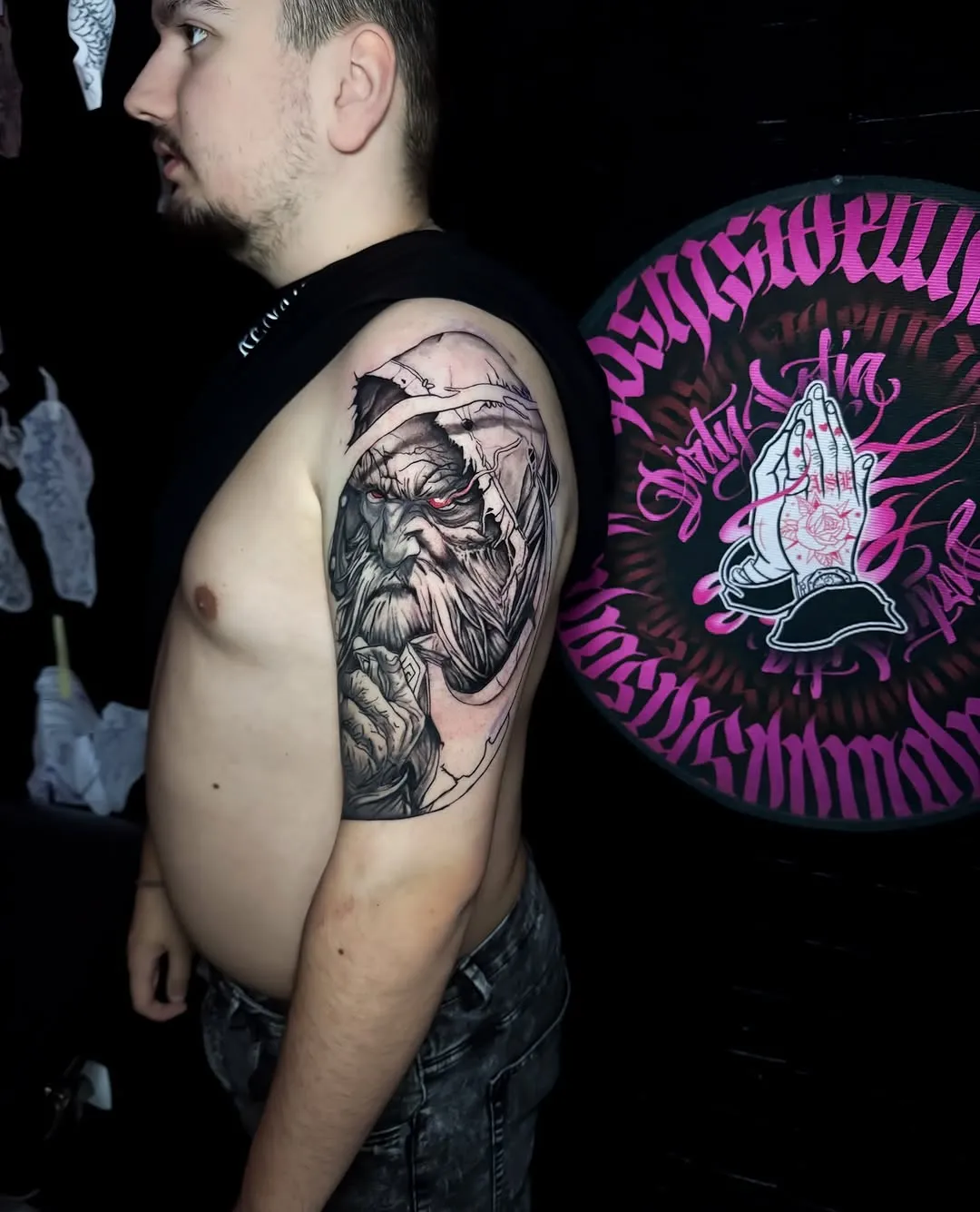 Тату портрет з червоними очима — кольоровий реалізм