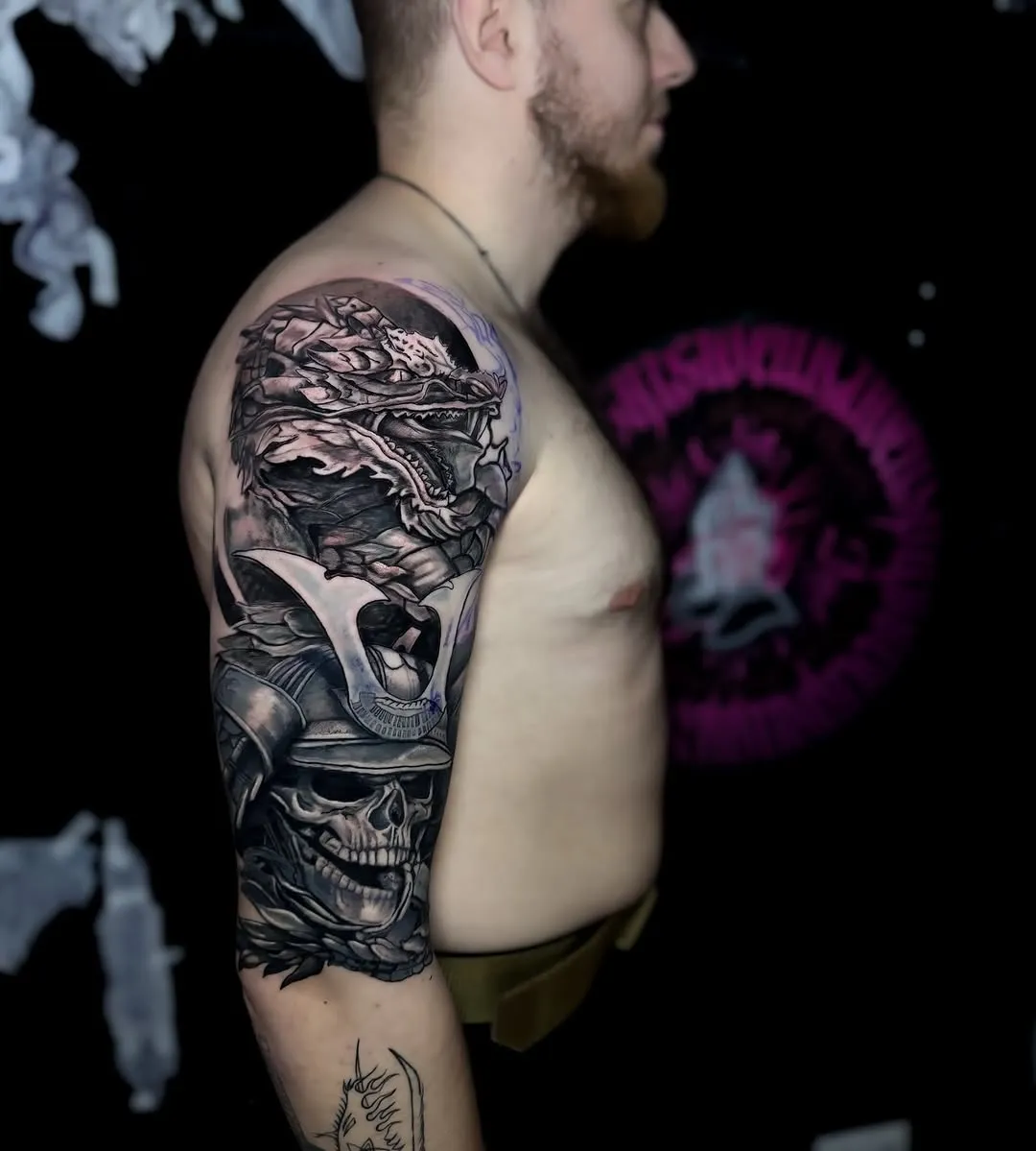 Готичне тату зі змією та черепом на руці — чорно-сірий стиль