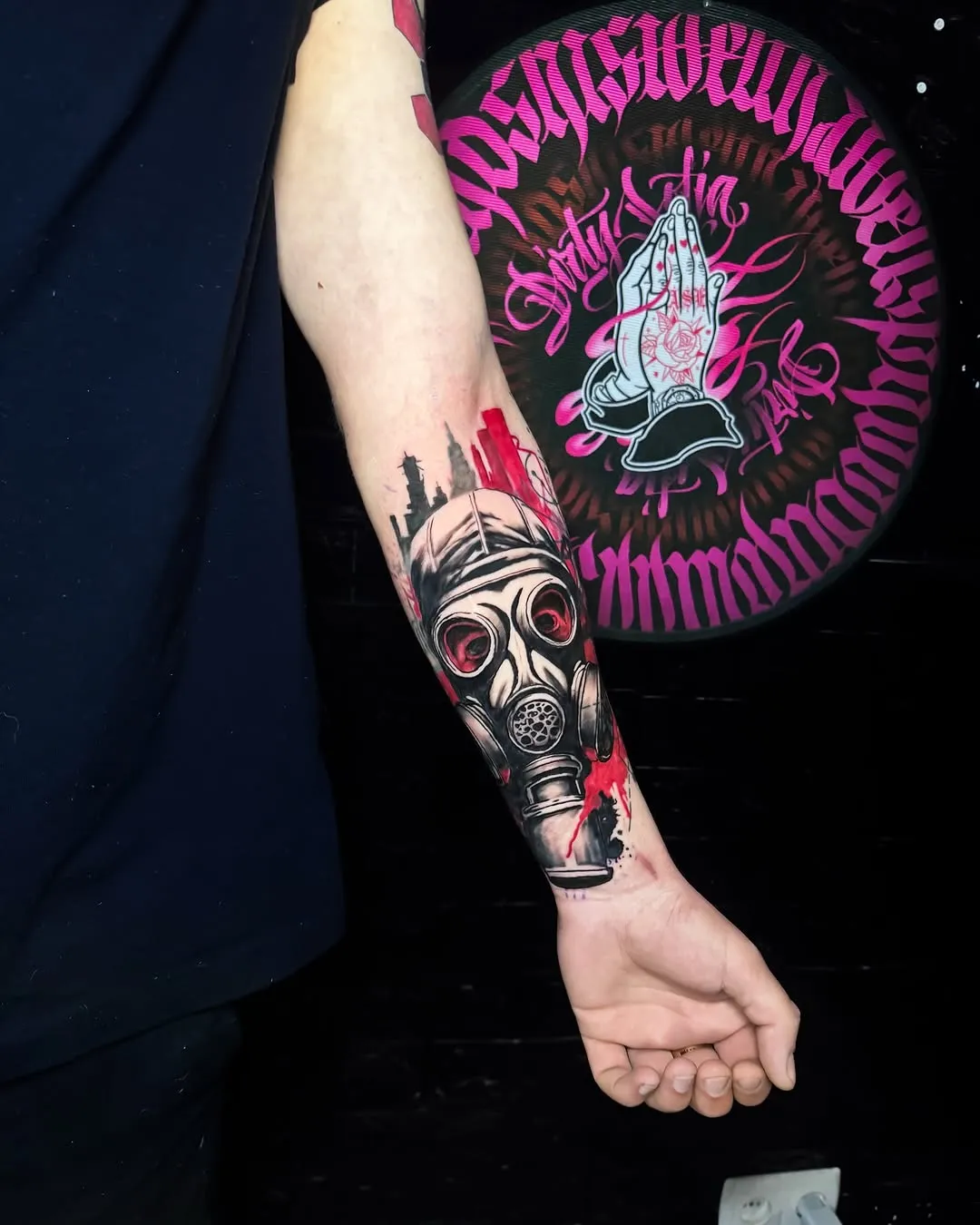 Тату протигазу з червоними акцентами — трешполка стиль