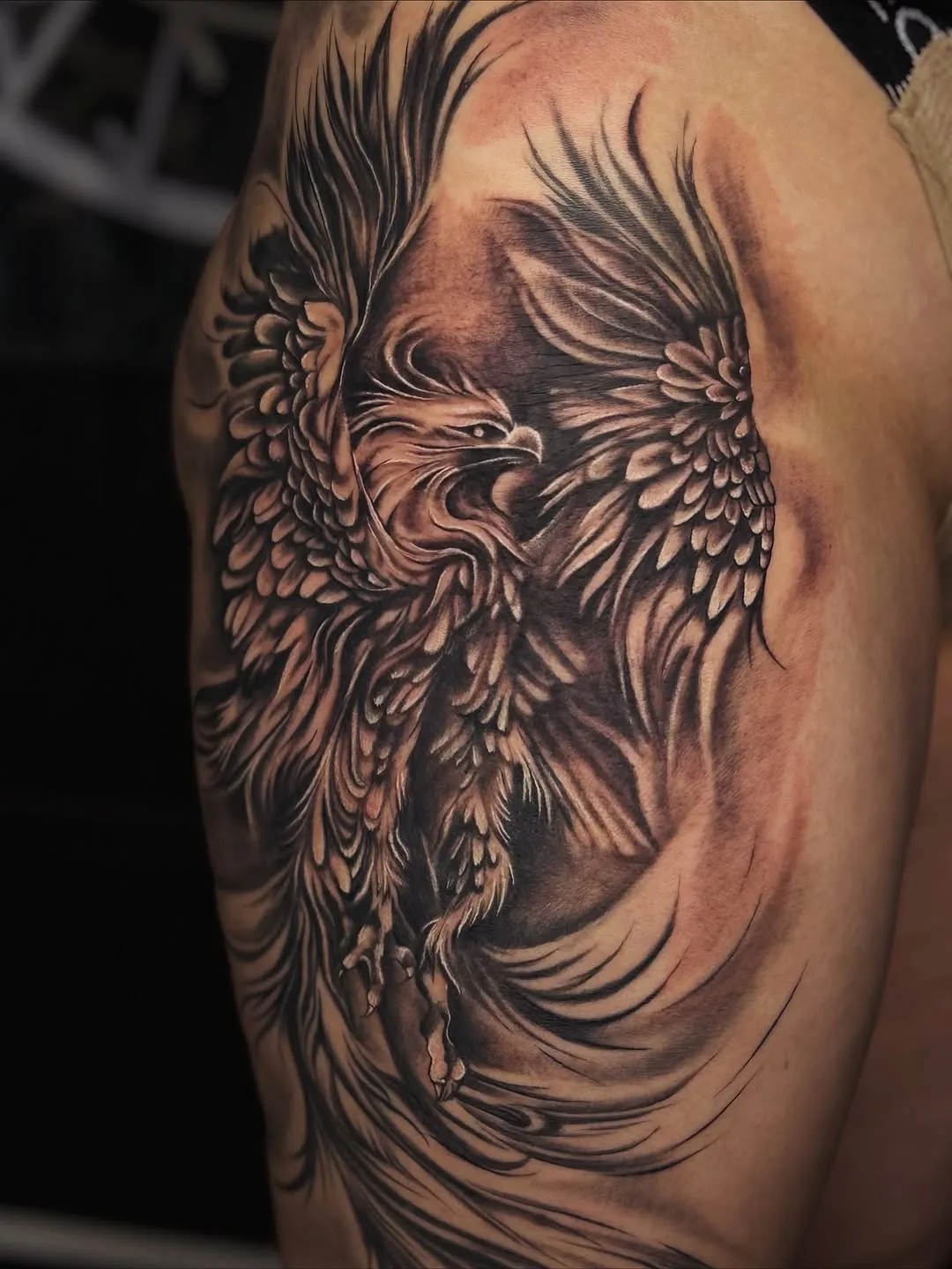 Чорно-сіре тату фенікса на плечі — реалізм, Sova Tattoo Collective