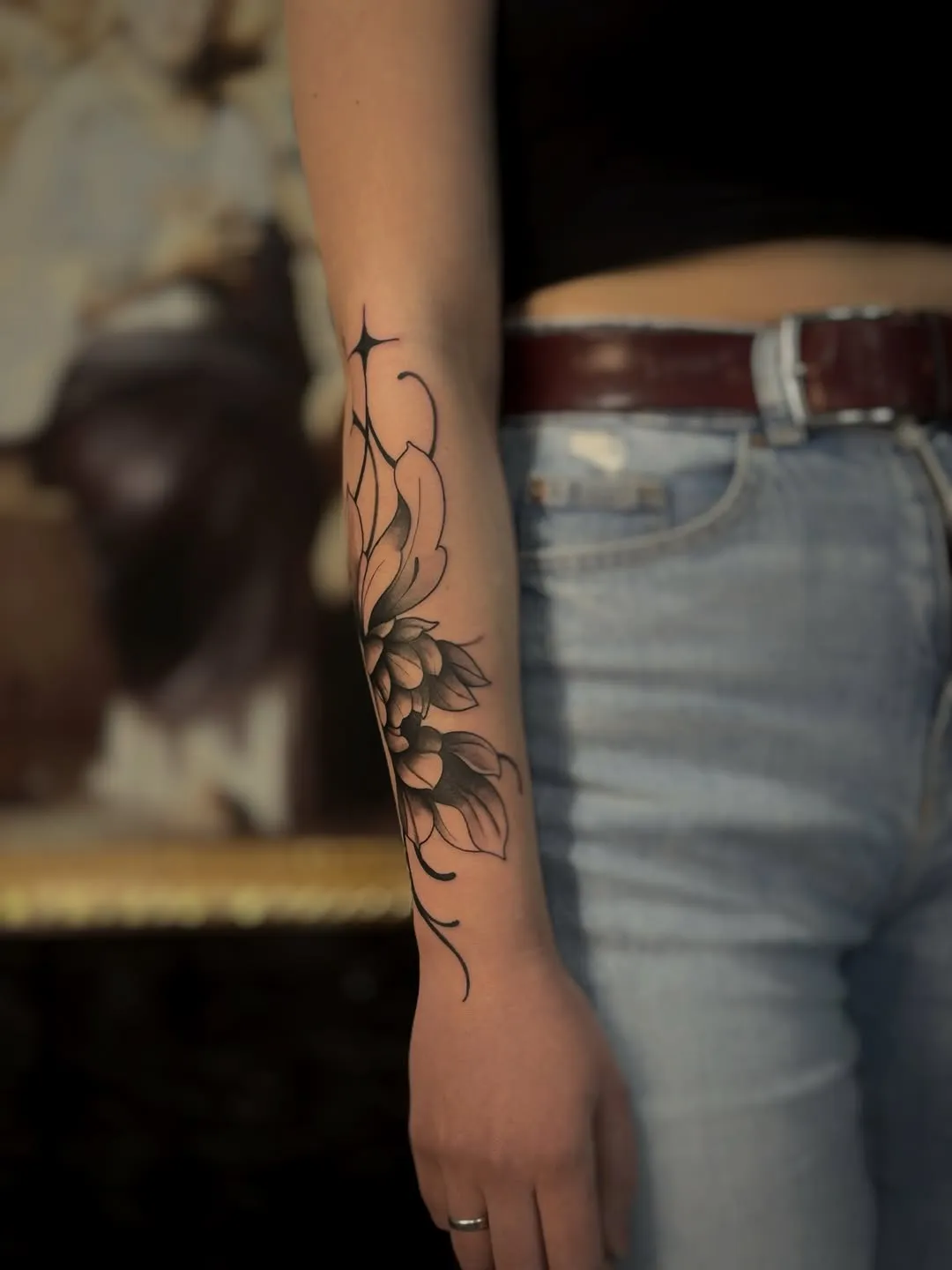 Елегантне жіноче тату квіткового мотиву на передпліччі