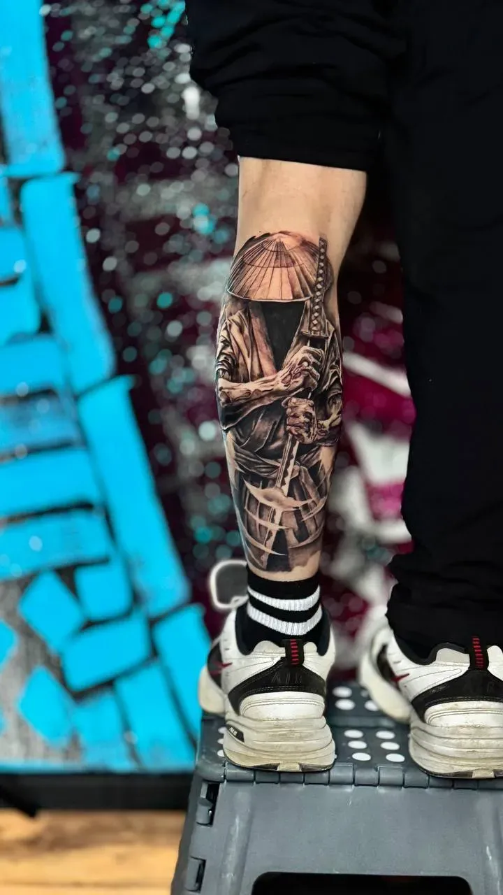 Чорно-сіре тату в азійському стилі на гомілці