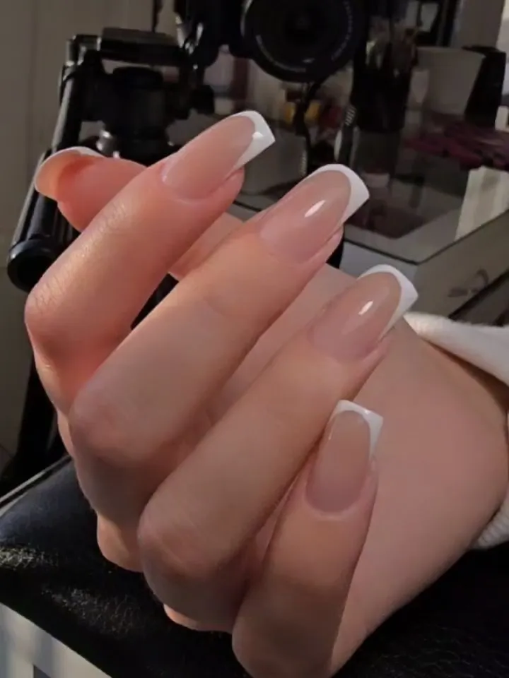 Класичний французький манікюр