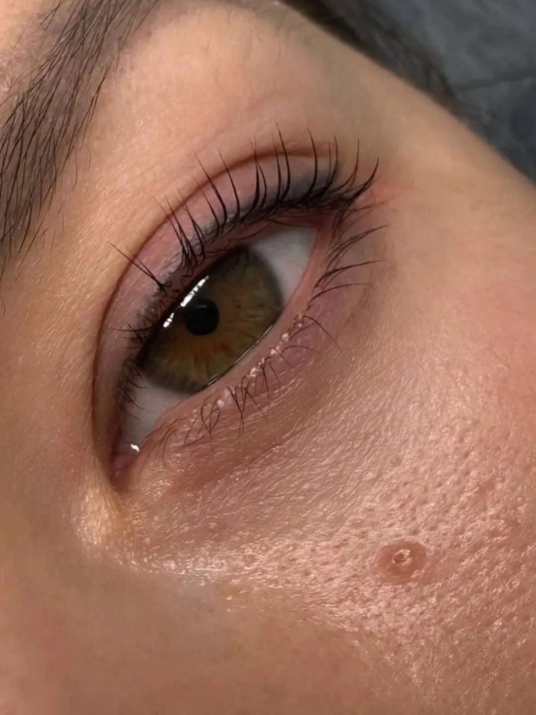 Нарощування та ламінування вій — виразний погляд