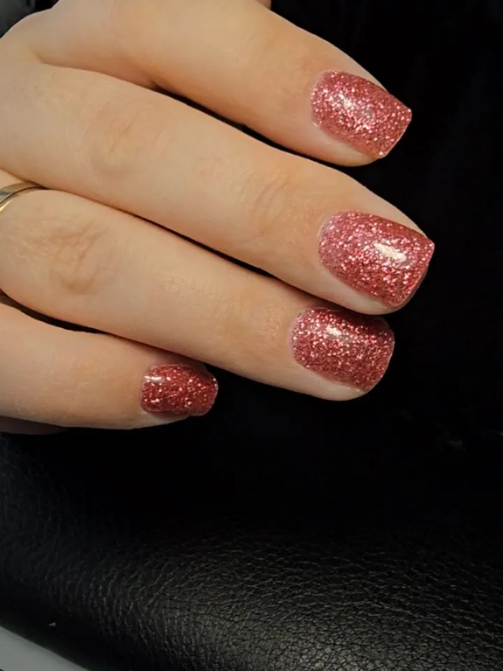 Святковий манікюр з блискітками